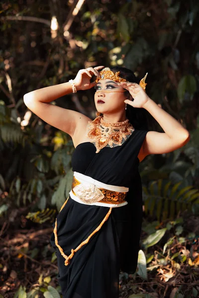 Beautiful Asian Woman Standing Black Dress While Wearing Golden Crown — Stock Photo, Image