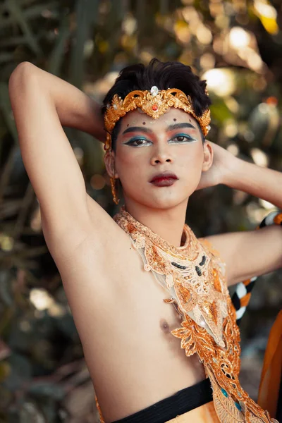 Sexy Balijski Człowiek Bez Koszuli Makijaż Podczas Noszenia Złotą Koronę — Zdjęcie stockowe