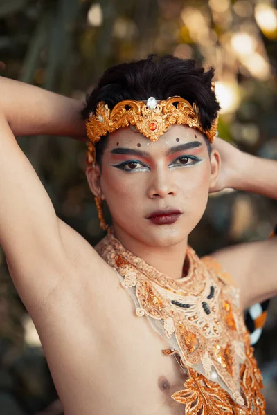 Sexy Balinese Man Shirtless Makeup While Wearing Golden Crown Golden — Stock Photo, Image