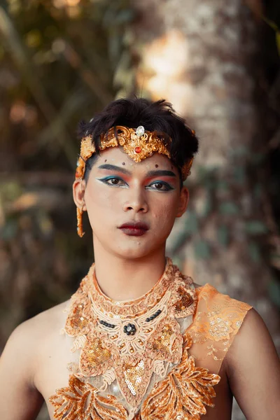 Sexy Asian Man Golden Headpiece Golden Necklace While Makeup Beach — стоковое фото