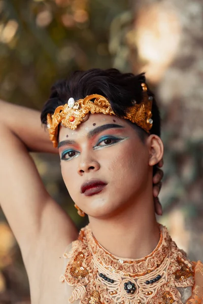 Sexy Balijský Muž Bez Trička Make Upu Při Nošení Zlaté — Stock fotografie