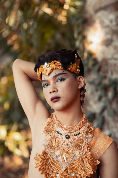 Sexy Asiatischer Mann Mit Goldenem Haarschmuck Und Goldener Halskette Beim — Stockfoto