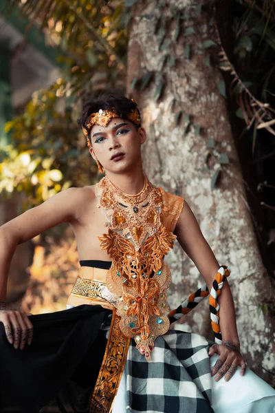 Netter Balinesischer Mann Sitzt Goldenen Kostüm Ohne Make Dschungel — Stockfoto