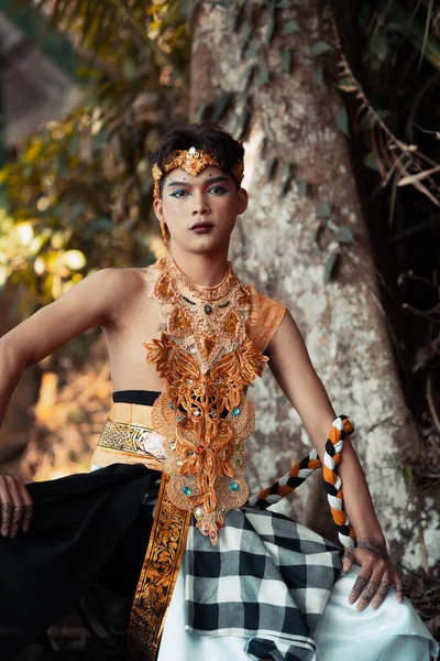 Cute Balinese Man Sitting Gold Costume Shirtless Makeup His Face — Stock Photo, Image