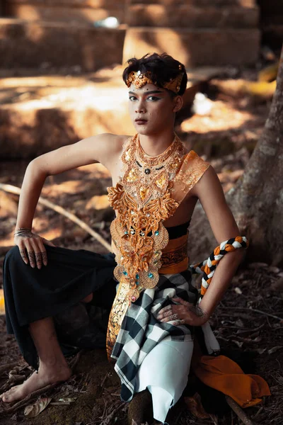 Leuke Balinese Man Een Gouden Kostuum Zonder Make Zijn Gezicht — Stockfoto