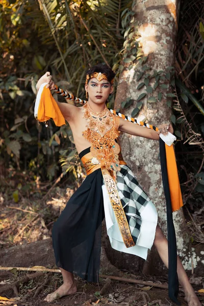 Pohledný Balijský Muž Taneční Post Zlatým Oblekem Jejím Těle Zatímco — Stock fotografie