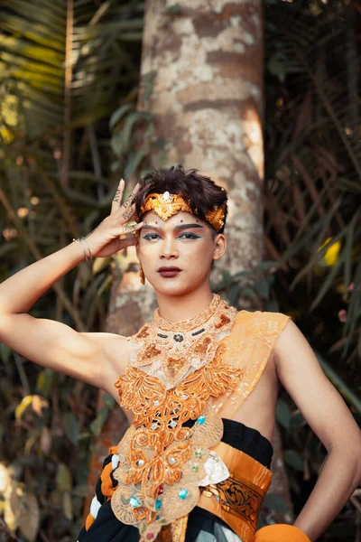 Przystojny Balijski Mężczyzna Taniec Post Złoty Garnitur Jej Ciało Podczas — Zdjęcie stockowe