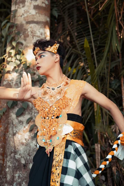 Ein Balinese Mit Goldenem Kostüm Und Geschminktem Gesicht Steht Vor — Stockfoto