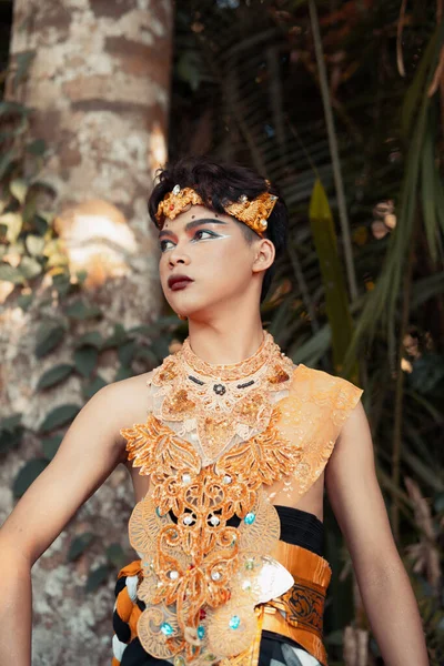 Balijczyk Złotym Kostiumie Makijażu Stoi Przed Drzewem Kokosowym Lesie — Zdjęcie stockowe