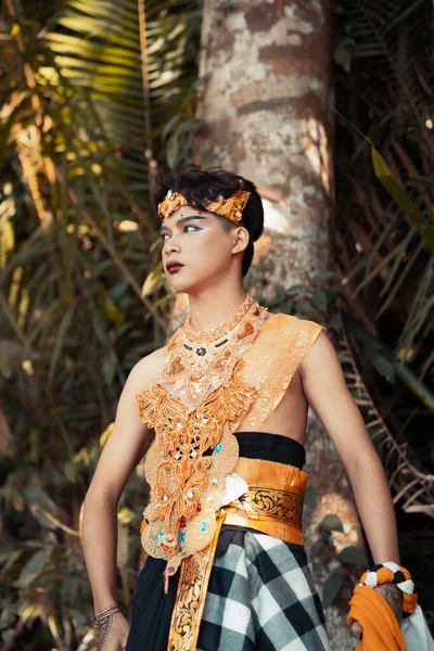 Balinese Man Golden Costume Makeup His Face Standing Front Coconut — Stock Photo, Image