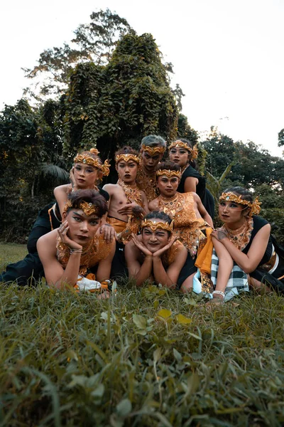 Pessoas Javanesas Com Trajes Dança Tradicionais Deitado Grama Juntos Durante — Fotografia de Stock