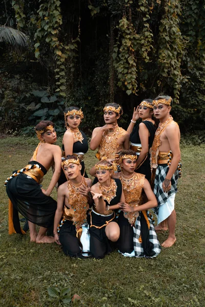 寺院のジャングルの前で金色のダンス衣装を着て写真を撮る中で 楽しいアジアの人々の束 — ストック写真