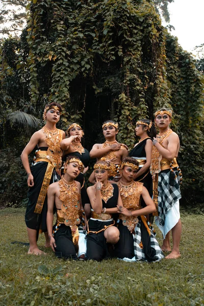 Banda Azjatów Bawiących Się Podczas Sesji Zdjęciowej Złotym Kostiumie Tanecznym — Zdjęcie stockowe