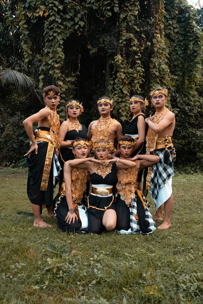 Grupo Pessoas Balinesas Posa Junto Com Rosto Feliz Enquanto Vestindo — Fotografia de Stock