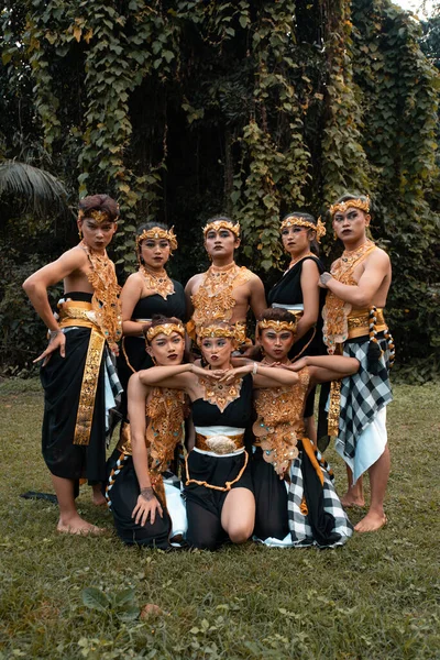Grupa Balijczyków Pozuje Razem Szczęśliwą Twarzą Złotych Kostiumach Występie Lesie — Zdjęcie stockowe