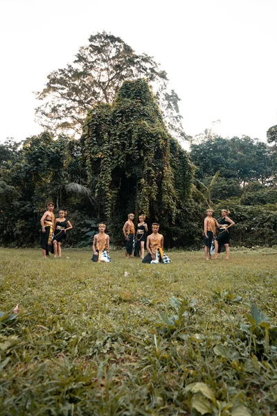 Grupo Pessoas Tailândia Posam Traje Dourado Enquanto Apresentam Dentro Aldeia — Fotografia de Stock