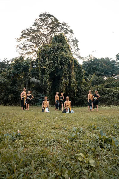 Skupina Thajců Pózuje Zlatém Kostýmu Zatímco Vystupuje Vesnici Lese — Stock fotografie