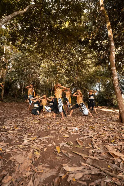 Dançarinos Balineses Com Trajes Dourados Calças Despojadas Dançam Junto Com — Fotografia de Stock