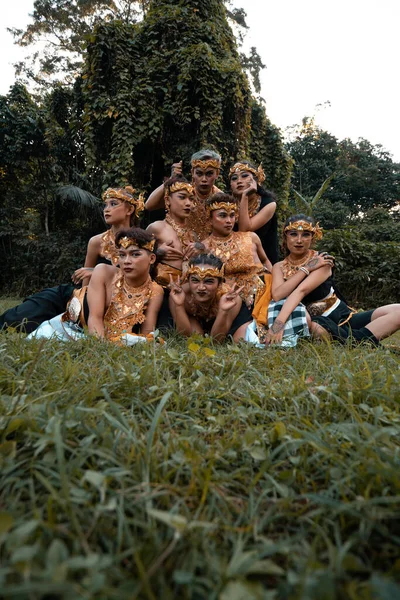 Balijští Lidé Baví Spolu Svými Přáteli Zlatých Kostýmech Taneční Představení — Stock fotografie