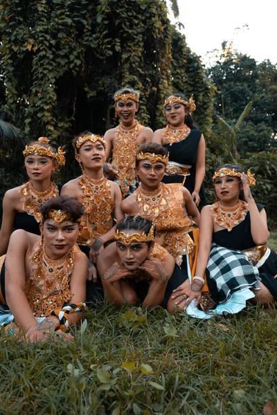 Balijczycy Bawią Się Przyjaciółmi Złotych Kostiumach Występie Tanecznym Wiosce — Zdjęcie stockowe