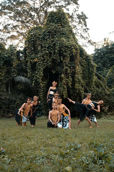 Dançarinos Indonésios Posam Com Seus Corpos Enquanto Vestem Traje Dourado — Fotografia de Stock