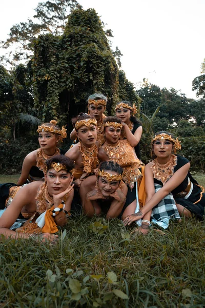 Balijští Lidé Baví Spolu Svými Přáteli Zlatých Kostýmech Taneční Představení — Stock fotografie
