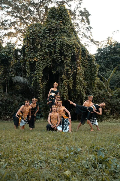 Dançarinos Indonésios Posam Com Seus Corpos Enquanto Vestem Traje Dourado — Fotografia de Stock