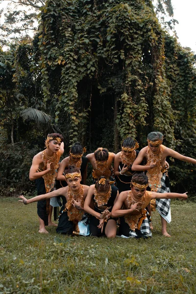 Skupina Indonéských Lidí Tančí Pózovat Zlatém Obleku Zatímco Nosí Make — Stock fotografie