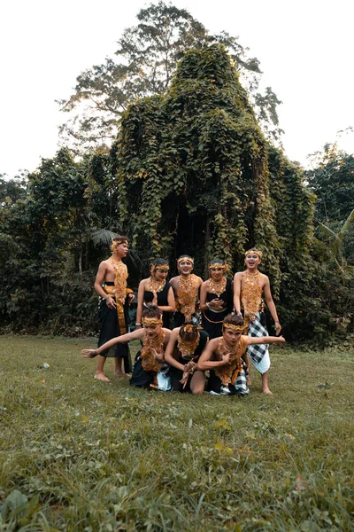 Skupina Indonéských Lidí Tančí Pózovat Zlatém Obleku Zatímco Nosí Make — Stock fotografie