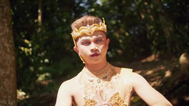 Balinese Man Mediteren Steen Terwijl Omringd Door Groene Boom Bruine — Stockvideo