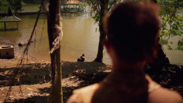 Hombre Asiático Observando Una Mujer Jugando Con Agua Lago Mientras — Vídeos de Stock