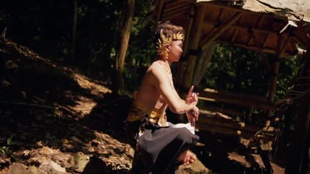 Балиец Медитирует Камне Окружении Зеленого Дерева Коричневой Почвы Внутри Джунглей — стоковое видео