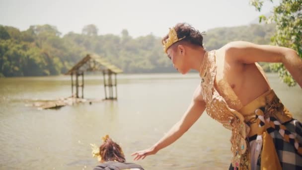 Azjata Wita Piękną Kobietę Złotej Koronie Czarnej Sukience Nad Jeziorem — Wideo stockowe