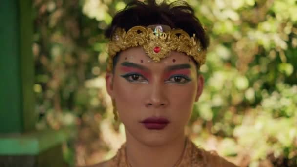 Балієць Мирно Сидів Роздумуючи Над Золотою Короною Золотим Костюмом Джунглях — стокове відео