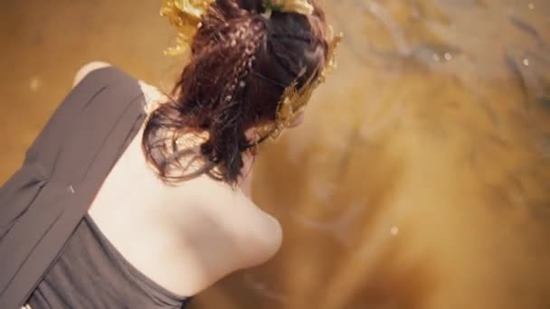 Hermosa Mujer Balinesa Alimentando Los Peces Con Pan Lago Vestido — Vídeo de stock