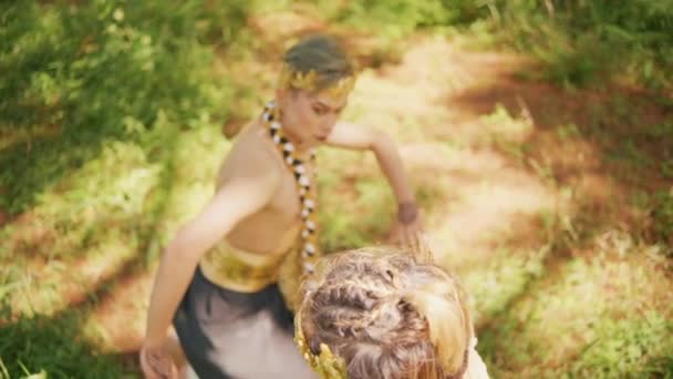 Азіат Схопив Свого Ворога Переслідуючи Його Лісі Битву Голови Голови — стокове відео