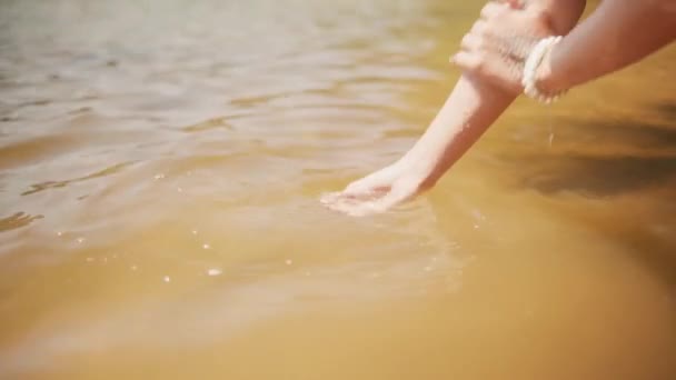 아름다운 아시아 속에서 왕관을 물에서 놀면서 호수에서 — 비디오