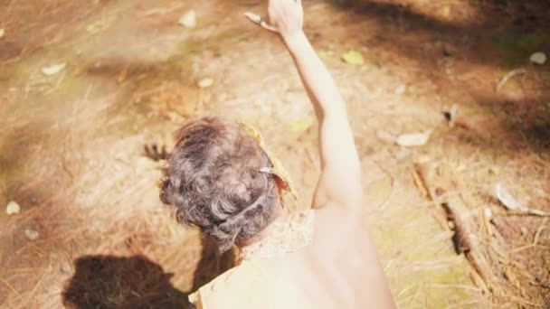 Seorang Pria Asia Dengan Mahkota Emas Jatuh Tanah Sementara Berjalan — Stok Video