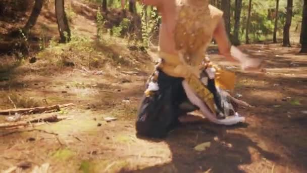 一个亚洲人 头戴金色的王冠 光天化日之下孤独地在丛林里奔跑 倒在地上 — 图库视频影像