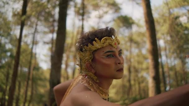 Asyalı Bir Adam Bir Şey Ararken Şaşkın Şaşkın Görünür Ormanda — Stok video