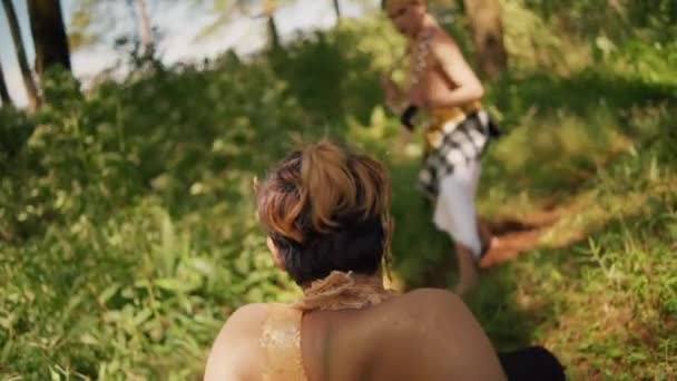 战斗期间 两名身穿金色服装的亚裔男子在丛林里并肩作战 — 图库视频影像