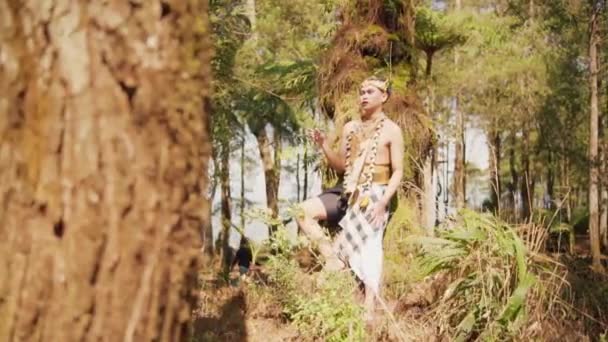 在森林里穿着金色服装的爪哇男人跑得像被人追着似的 — 图库视频影像