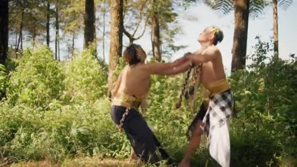 Savaş Sırasında Ormanın Içinde Altın Kostümlü Iki Asyalı Dövüş Sanatları — Stok video