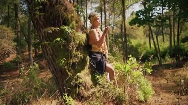 Homme Balinais Reposant Appuyé Sur Arbre Tout Portant Une Couronne — Video