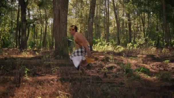 Asiatisk Mann Med Gyllent Kostyme Som Løper Jager Vennen Sin – stockvideo