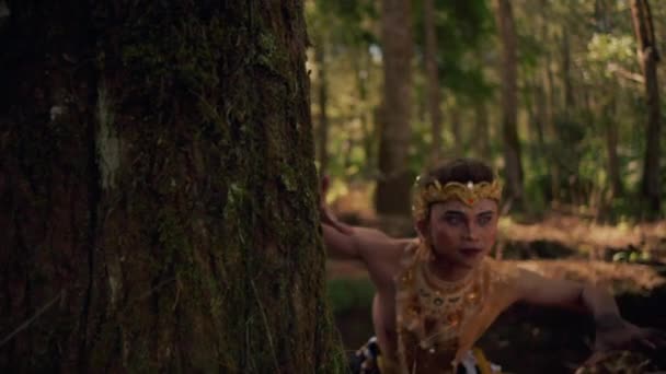 Балийцы Прячутся Большим Коричневым Деревом Золотых Костюмах Золотых Коронах Головах — стоковое видео
