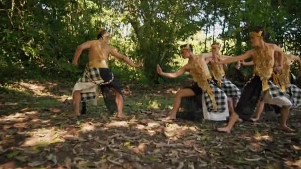 Skupina Mužů Zlatých Kostýmech Bojuje Mlátí Muže Při Šikaně Lese — Stock video