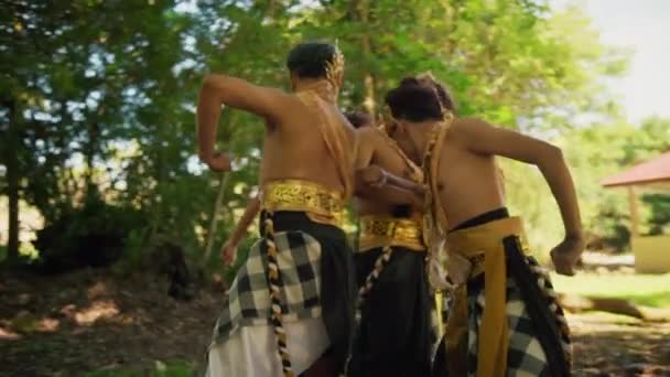 Gruppo Uomini Costume Oro Combatte Colpisce Uomo Azione Bullismo All — Video Stock