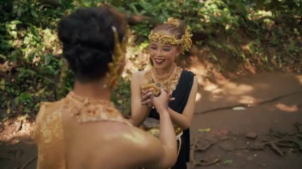 Жінка Була Щаслива Схвильована Коли Хлопець Подарував Золоту Квітку Лісі — стокове відео