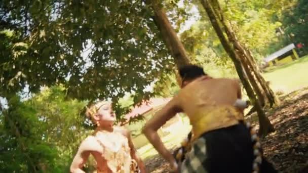 Азиатские Мужчины Сражаются Золотой Короне Движением Боевых Искусств Джунглях — стоковое видео